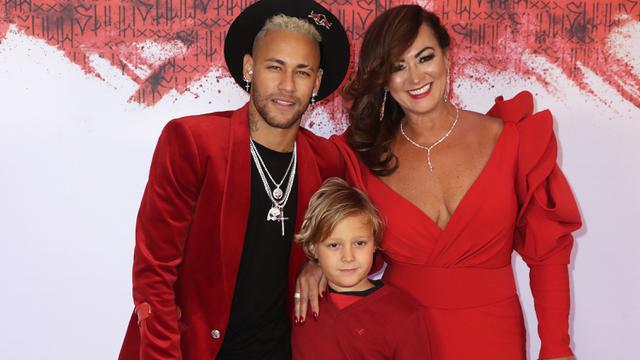 Pemain PSG, Neymar, berpose dengan ibu dan putranya saat merayakan pesta ulang tahun. (AFP/Thomas Samson)