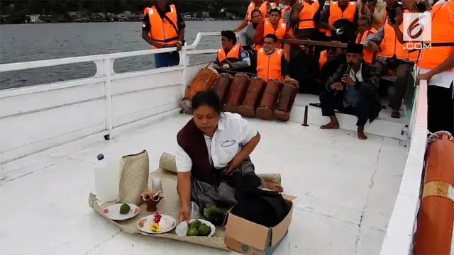 Keluarga dan kerabat korban tenggelamnya kapal KM Sinar Bangun mengadakan ritual gondang di atas kapal. Mereka mohon kepada yang kuasa agar kapal dapat di angkat dengan mudah.