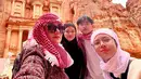 Dalam unggahan Instagramnya, Mulan Jameela pun mengabadikan momen saat berada di Petra, Yordania. Dalam potretnya ia ditemani bersama kedua putri dan seorang putranya. Nampak bahwa Mulan bersama kedua buah hatinya pun mengenakan hijab. (Liputan6.com/IG/mulanjameela1)