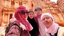 Dalam unggahan Instagramnya, Mulan Jameela pun mengabadikan momen saat berada di Petra, Yordania. Dalam potretnya ia ditemani bersama kedua putri dan seorang putranya. Nampak bahwa Mulan bersama kedua buah hatinya pun mengenakan hijab. (Liputan6.com/IG/mulanjameela1)