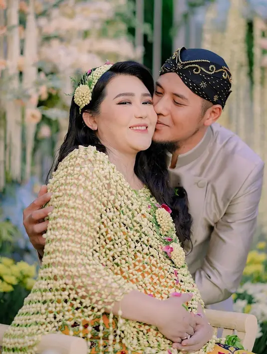 Salah satu potret memperlihatkan Via Vallen tampil kenakan kain batik yang dipadukan ronce melati berupa cape dan bandana. [@viavallen].