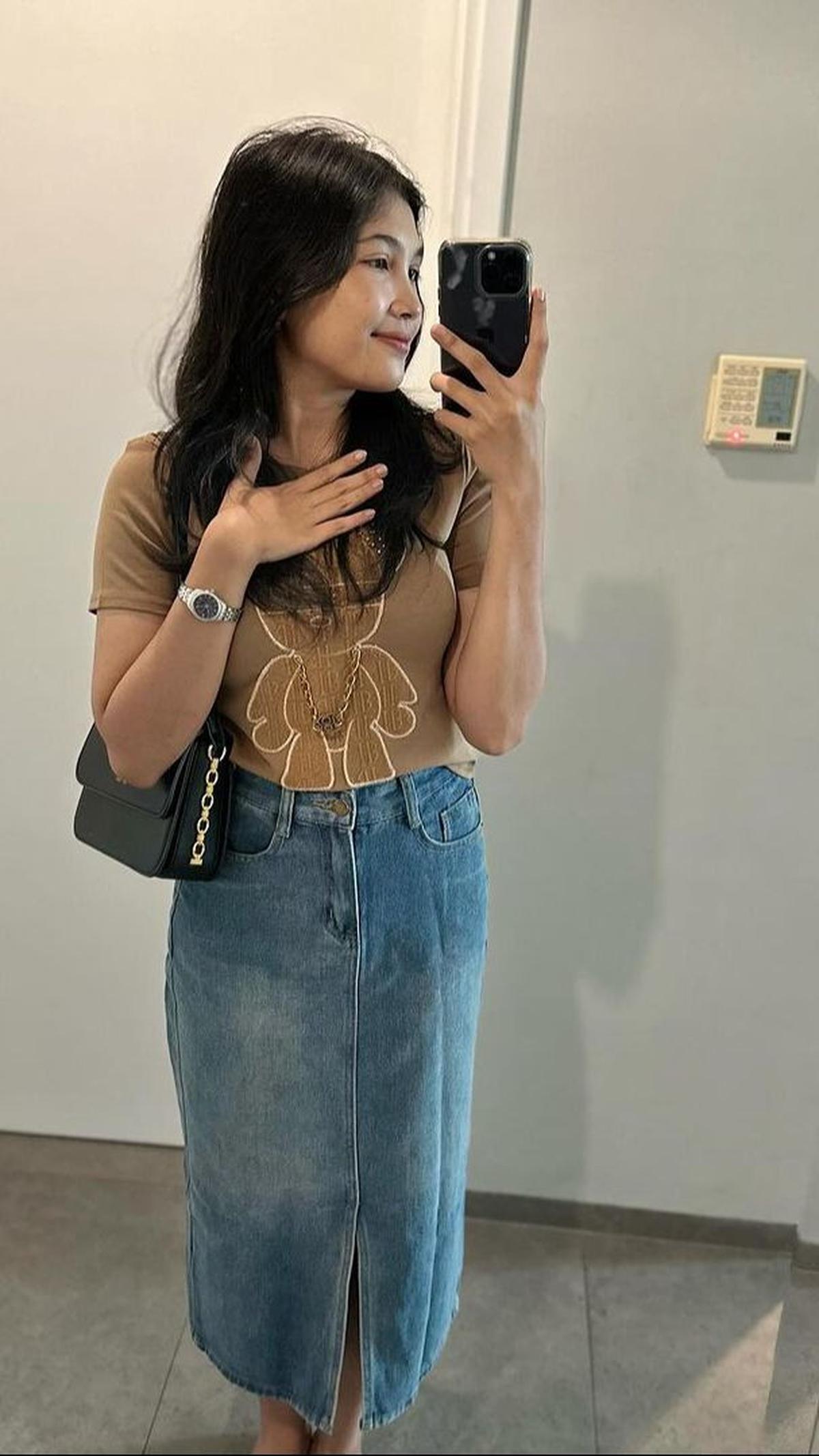 Di sisi lain, pesona perempuan Batak ini dikagumi banyak orang. Dia selalu dipuji cantik dan natural.
