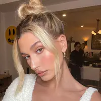Marry Phillips menciptakan Dolphin Skin look pada Hailey Bieber | instagram.com/maryphillips