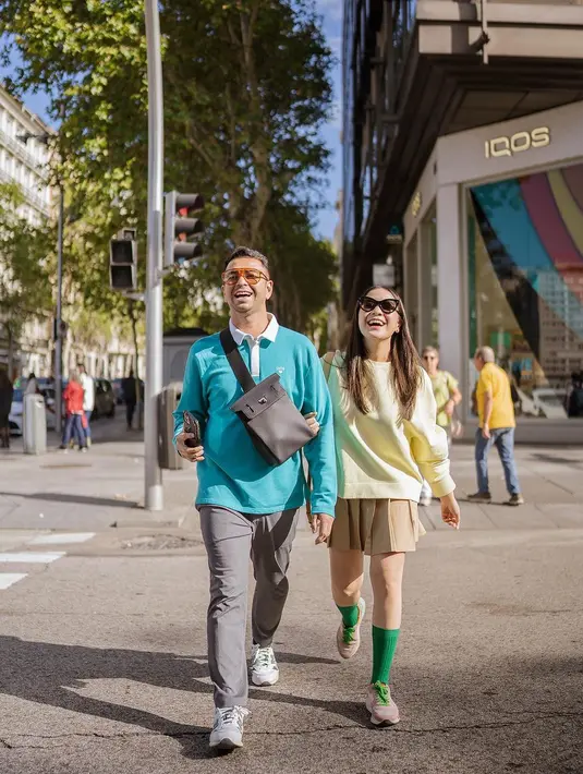 Potret bahagia Raffi Ahmad dan Nagita Slavina menikmati liburan berdua tanpa anak. Menurutnya, udara di Madrid sedang sejuk dan asyik buat berduaan. [Instagram/raffinagita1717]