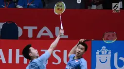 Ganda putera Indonesia, Kevin Sanjaya/Marcus Gideon mengembalikan kok ke arah Hendra Setiawan/Rian Saputro pada babak kedua Indonesia Masters 2018 di Istora Senayan, Kamis (25/1). Kevin/Marcus unggul 21-16, 23-21. (Liputan6.com/Helmi Fithriansyah)