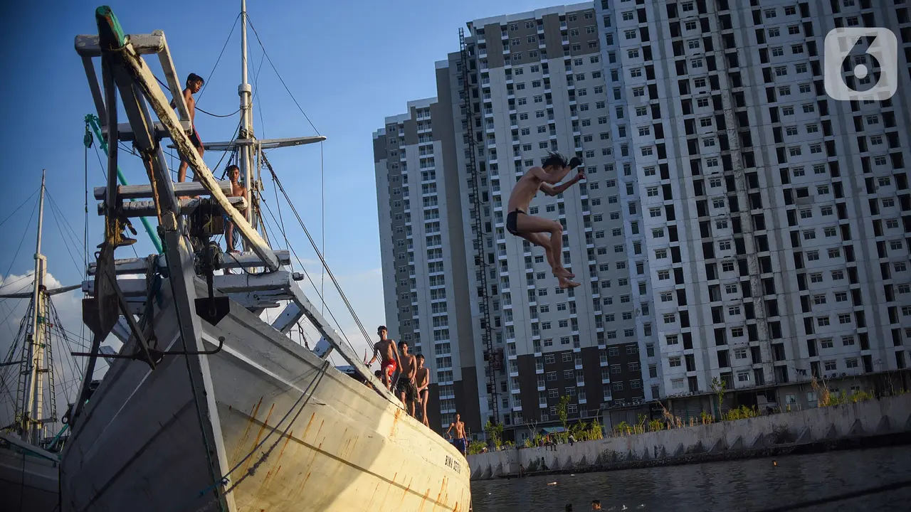 Lompatan Anak-Anak Pesisir Sunda Kelapa dari Atas Kapal