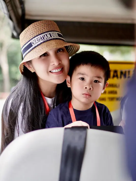 Melansir dari situs resmi rumah mode Prancis tersebut, topi yang terbuat dari jerami alami dan dipercantik dengan pita krem dan navy yang disulam dengan ciri khas Christian Dior itu ditaksir senilai Rp14,5 jutaan.  [@sandradewi88]