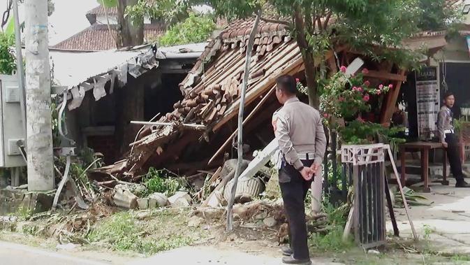 Polisi Muda Lampung Tewas Tragis: Mobil Ngebut Hantam Tiang Listrik Hingga Ringsek