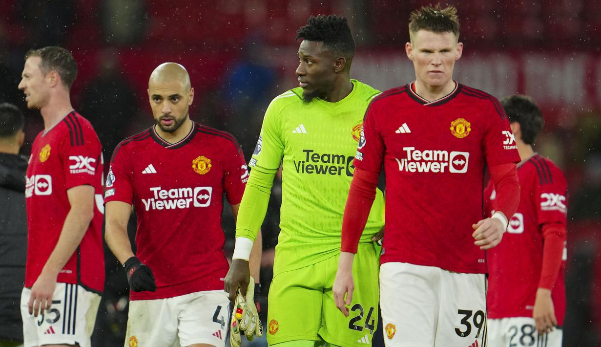 Ekspresi kecewa para pemain Manchester United setelah menelan kekalahan 0-3 dari Bournemouth pada laga pekan ke-16 Liga Inggris 2023/2024 di Old Trafford Stadium, Sabtu (9/12/2023). (AP Photo/Jon Super)