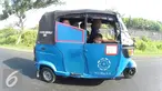  Pengenadara bajaj Jazudi saat ditemui di jalur Pantura, Jalan raya Cimohong, Bukalampa, Brebes, Jateng, Sabtu (9/7). Jazudi dan keluarga memilih mudik ke kampung halamannya naik bajaj karena supaya irit biaya. (Liputan6.com/Herman Zakharia)