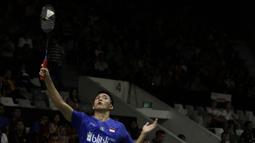 Tunggal Putra Indonesia, Jonatan Christie, saat menghadapi tunggal Chinese Taipei, Wang Tzu We, pada laga Indonesia Masters 2020 di Istora, Jakarta, Kamis (16/1). Jonatan Christie unggul 21-15 dan 21-15. (Bola.com/Yoppy Renato)
