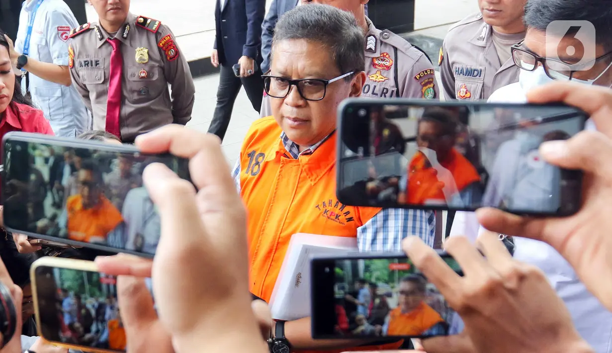 Sekretaris Jenderal DPP Partai Demokrasi Indonesia Perjuangan (PDIP), Hasto Kristiyanto tiba untuk menjalani pemeriksaan di Gedung Merah Putih Komisi Pemberantasan Korupsi (KPK), Jakarta, Rabu (26/2/2025). (Liputan6.com/Herman Zakharia)