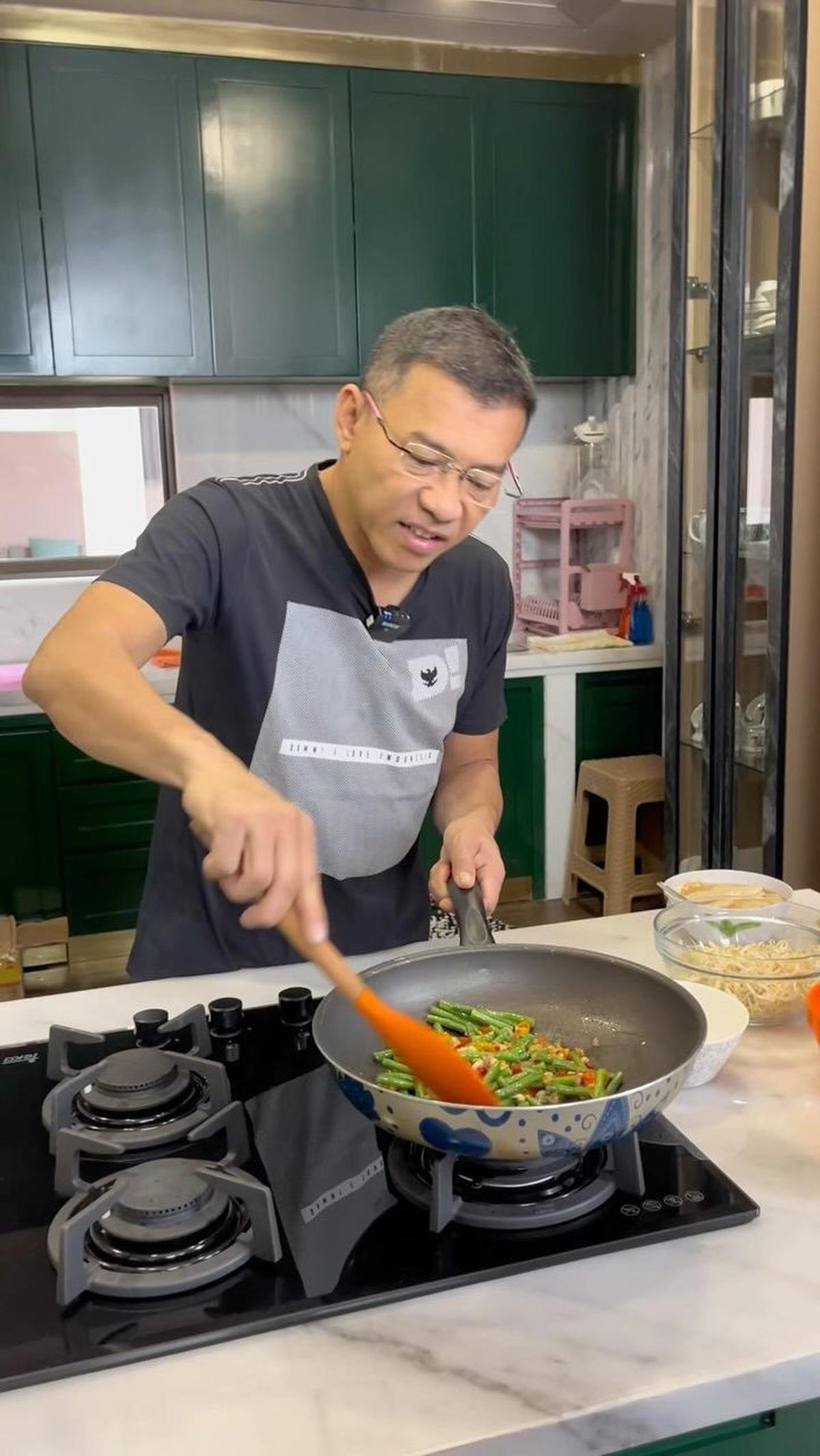 "Gara-gara apa? bunda kan jago makanan, lidahnya adalah top," tambah Anang yang disebut jago masak ini menimpali.