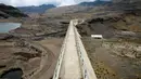 Pemandangan Bendungan Ajuan Khota yang kering, di dekat La Paz, Bolivia, (17/11). Ribuan warga sudah kehilangan mata pencarian mereka sebagai nelayan dan petani. (REUTERS/David Mercado)