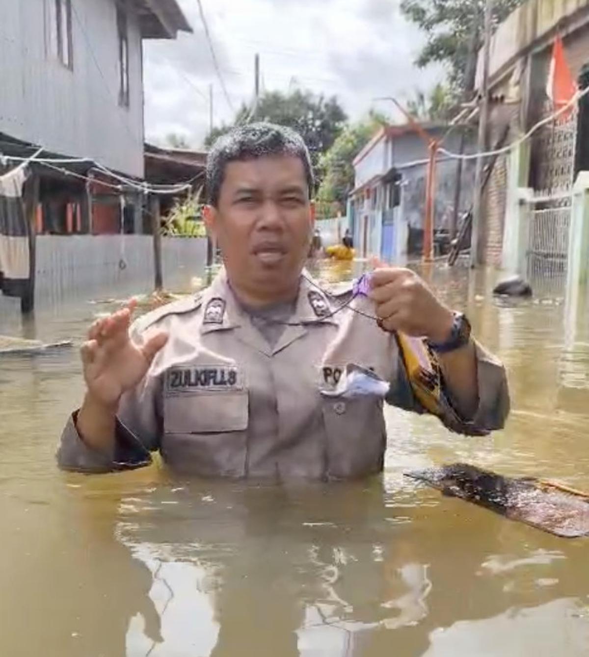 polisi evakuasi korban banjir makassar