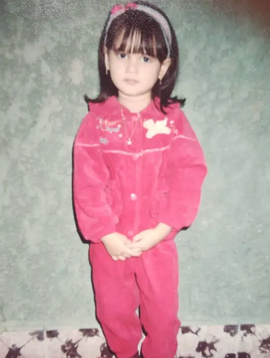 Ibu dua anak ini memang dianugerahi paras yang cantik sedari kecil. Tidak heran jika kecantikannya ini membuat Cut Meyriska jadi artis saat dewasa. Foto masa kecilnya ini sudah pancarkan aura bintang karena parasnya yang menawan. (Liputan6.com/IG/cutratumeyriska)