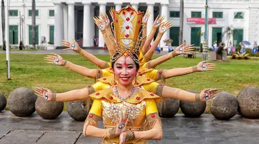 Penari menampilkan tarian daerah saat pagelaran Hari Tari Sedunia di kawasan Taman Fatahillah, Kota Tua, Jakarta, Sabtu (6/5/2023). (Liputan6.com/Angga Yuniar)