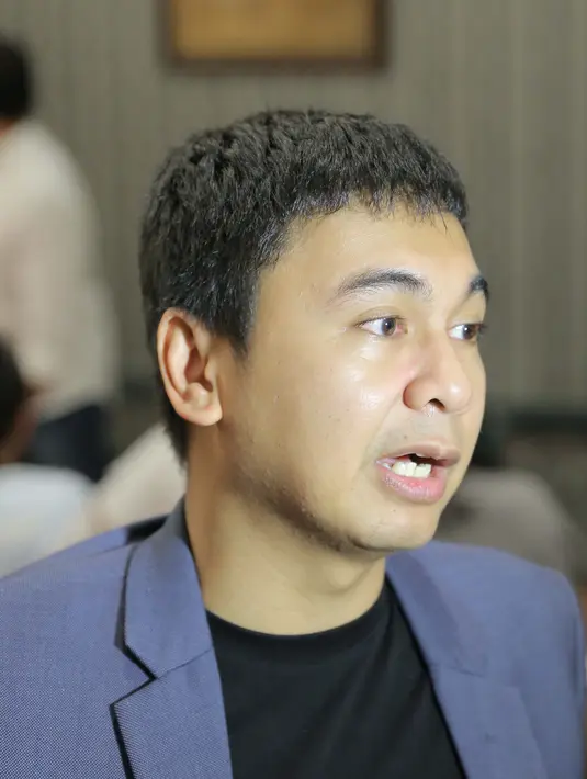 Film dengan genre berbeda dari biasanya juga menjadi keinginan pemilik nama asli Dika Angkasaputra Moerwani sejak lama. Dika juga lebih menyukai bekerja dibelakang layar. (Andy Masela/Bintang.com)