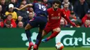 Gelandang Liverpool, Mohamed Salah, berebut bola dengan pemain Bournemouth pada laga lanjutan Premier League 2019-2020 di Anfield, Liverpool, Sabtu (7/3) malam WIB. Liverpool menang 2-1 atas Bournemouth. (AFP/Geoff Caddick)