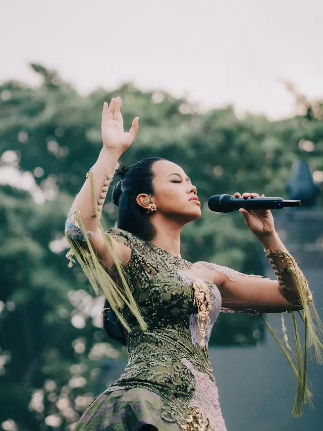 Tampilan Magis Yura Yunita Pakai Kebaya dari Kain Perca Bertema Nusantara di Prambanan Jazz 2025