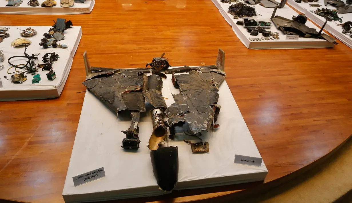 Puing-puing drone yang digunakan dalam serangan kilang minyak Aramco ditunjukkan dalam konferensi pers di Riyadh, Arab Saudi, Rabu (18/9/2019). Iran berkali-kali membantah terlibat sekaligus memperingatkan bahwa mereka akan membalas serangan yang ditujukan kepadanya. (AP Photo/Amr Nabil)