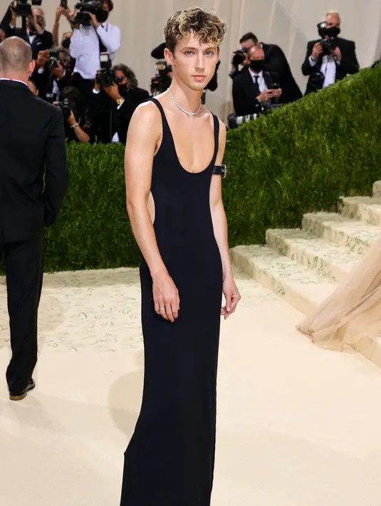 Troye Sivan memakai kalung Cartier Essential Lines dari platinum dan diamonds (Foto: Cartier)