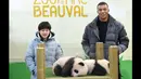 Mbappe hadir dalam upacara di kebun binatang Beauval di Saint-Aignan, bersama peraih medali emas loncat indah Olimpiade China, Zhang Jiaqi. (AFP/Guillaume Souvant)