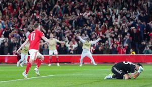 Pemain Nottingham Forest, Chris Wood, merayakan gol ke gawang Aston Villa dalam pertandingan leg pertama semifinal Liga Europa 2025/26 di The City Ground, Nottingham pada Jumat dini hari WIB. (David Davies/PA via AP)