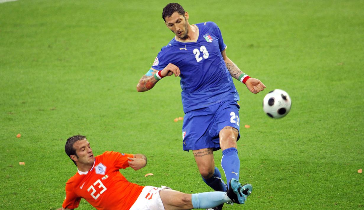 Marco Materazzi. Bek Timnas Italia ini berusia 34 tahun, 9 bulan dan 21 hari saat bermain di fase grup Euro 2008 menghadapi Belanda, 9 Juni 2008. Pada 2016 ia memutuskan pensiun dengan mencatat 41 caps bersama Timnas Italia dengan mencetak 2 gol. (AFP/Fabrice Coffrini)