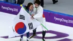 Peraih medali emas, skater Nao Kodaira dari Jepang memeluk dan menghibur peraih perak, skater Lee Sang Hwa dari Korea Selatan setelah cabang skating speed 500 meter putri di Olimpiade Musim Dingin Pyeongchang 2018, Minggu (18/2). (AP/Eugene Hoshiko)