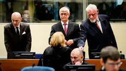 Mantan Jenderal perang Kroasia Bosnia, Slobodan Praljak bersiap mengikuti persidangan di Den Haag, Rabu (29/11). Praljak sebelumnya mengajukan banding atas hukuman 20 tahun penjara yang diterimanya. (Robin van Lonkhuijsen,Pool Photo via AP)