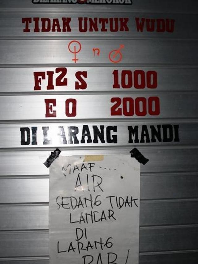 7 Pengumuman Tarif Toilet Ini Bikin Kamu Mikir Kalau Mau Buang Air