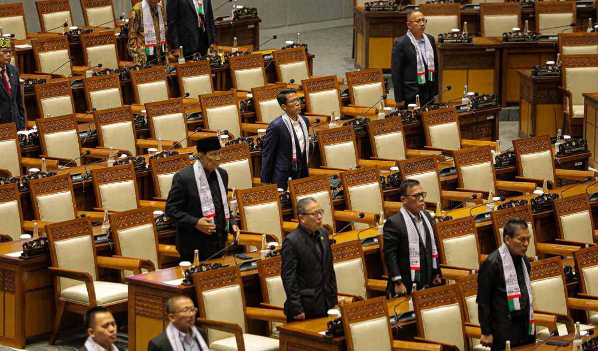 Berdasarkan rapat tersebut, revisi UU ITE akan disahkan pada rapat paripurna selanjutnya, yakni hari ini Selasa (5/12). <br><br>