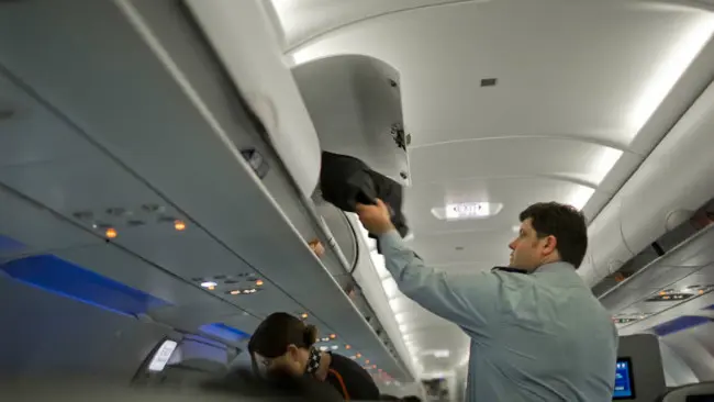 Ilustrasi laci atas kepala dalam kabin pesawat terbang. (Sumber Shutterstock)