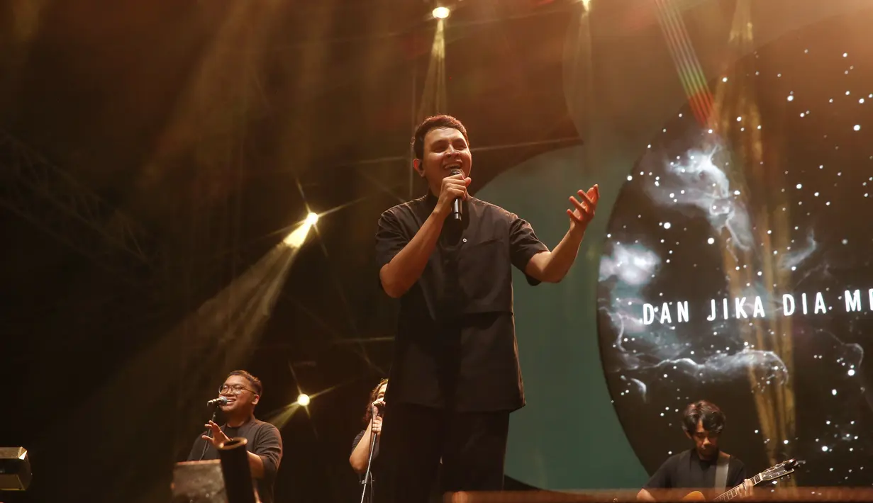 Penampilan Tulus di atas panggung Social Chic 2024 di Stadion Madya, Senayan, Jakarta, Minggu (4/8). [Foto: Adrian Putra/Fimela]