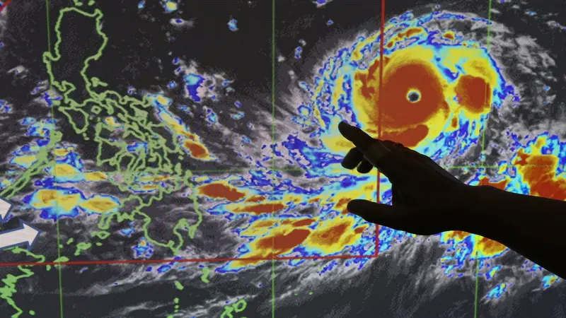 Petugas meteorologi Filipina sedang menunjukkan pergerakan Topan Mangkhut (AP)