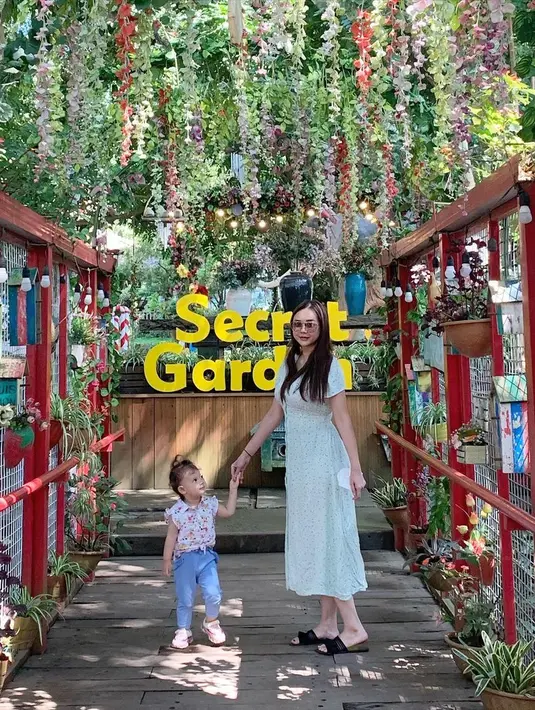 Lebih lanjut ia mengatakan darah seni yang dimilikinya pun sudah mulai terlihat ada pada anaknya. Kini di usia dua tahunnya, Bella sudah senang ikut sang ibu bermain piano dan sambil bernyanyi. (Instagram/aurakasih)