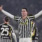 Pemain Juventus, Dusan Vlahovic, melakukan selebrasi setelah mencetak gol ke gawang Sassuolo dalam laga Serie A 2023/2024 giornata 20 yang dihelat di Allianz Stadium, Rabu (17/1/2024). (Marco Alpozzi/LaPresse via AP)