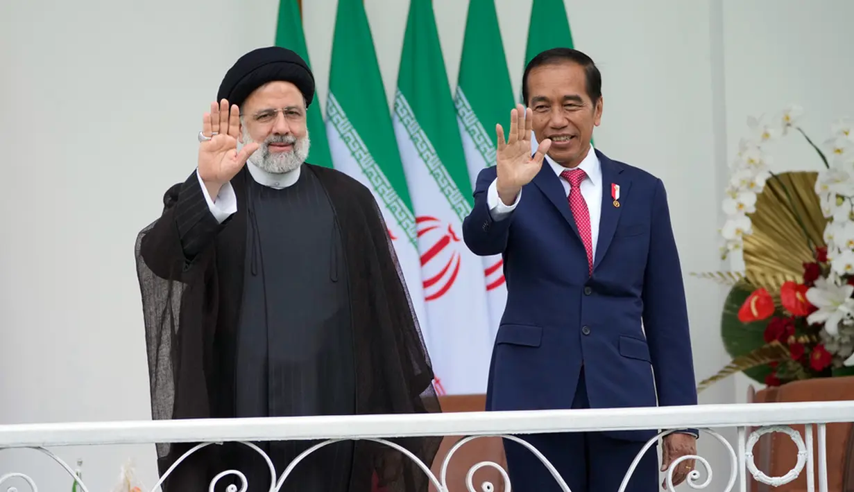 Presiden Indonesia Joko Widodo atau Jokowi (kanan) dan Presiden Iran Ebrahim Raisi melambaikan tangan kepada wartawan saat bertemu di Istana Kepresidenan Bogor, Jawa Barat, Indonesia, Selasa (23/5/2023). (AP Photo/Achmad Ibrahim)