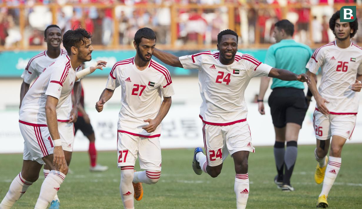 Pemain Uni Emirat Arab (UEA) melakukan selebrasi usai membobol gawang Indonesia pada laga Asian Games di Stadion Wibawa Mukti, Cikarang, Jumat (24/8/2018).  (Bola.com/Vitalis Yogi Trisna)