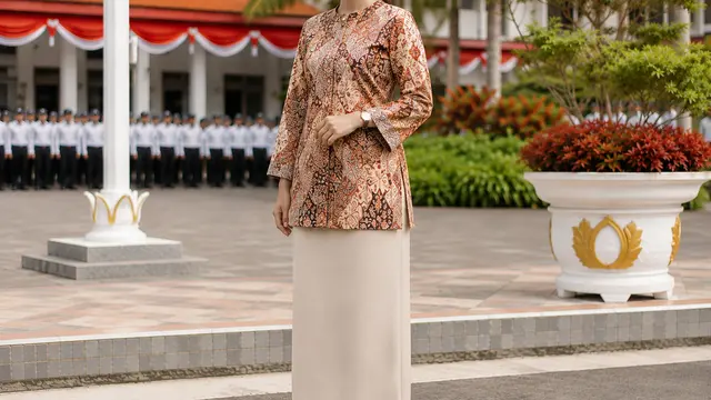 Atasan Batik Tunik dan Rok Lurus Warna Krem