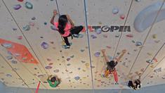 Anak-anak dengan lincah meniti tiap track tebing buatan di Mall Kallang Wave, (25/3/2017). Areal ini merupakan bagian dari Singapura Sport Stadium. (Bola.com/Nicklas Hanoatubun)