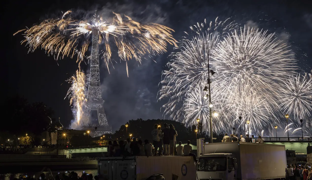 Kembang api menerangi Menara Eiffel di Paris, saat perayaan Hari Bastille pada Jumat malam, 14 Juli 2023. (AP Photo/Aurelien Morissard)