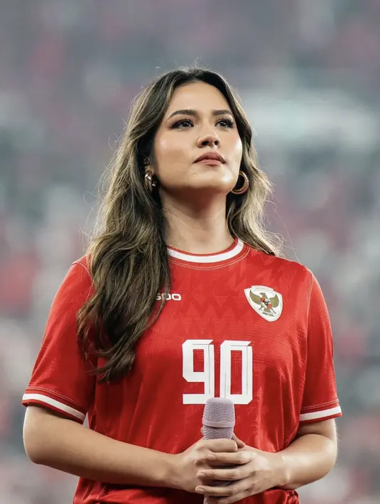 Raisa tampak begituelegan dengan jersey merah. Ia menambahkan aksesori bold untuk sempurnakan gayanya. [Foto: Instagram/ Raisa]