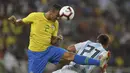Bek Brasil, Danilo, duel udara dengan penyerang Argentina, Paulo Dybala, pada laga persahabatan di Stadion King Abdullah, Jeddah, Selasa (16/10/2018). Brasil menang 1-0 atas Argentina. (AP/STR)