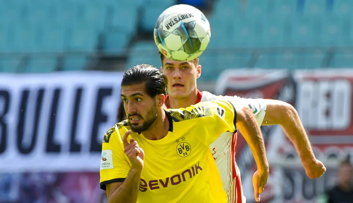 Pemain Borussia Dortmund, Emre Can, berebut bola dengan pemain RB Leipzig, Patrik Schick, pada laga  Bundesliga di Red Bull Arena Sabtu (20/6/2020). RB Leipzig takluk 0-2 dari Borussia Dortmund. (AP/Jens Meyer)