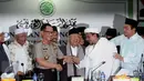 Kapolri Jenderal Pol Tito Karnavian (ketiga kiri) menyalami Ketua Dewan Pembina GNPF-MUI, M Rizieq Shihab usai memberi keterangan di gedung MUI, Jakarta, Senin (28/11). Keduanya bertemu untuk membahas aksi 2 Desember. (Liputan6.com/Helmi Fithriansyah)