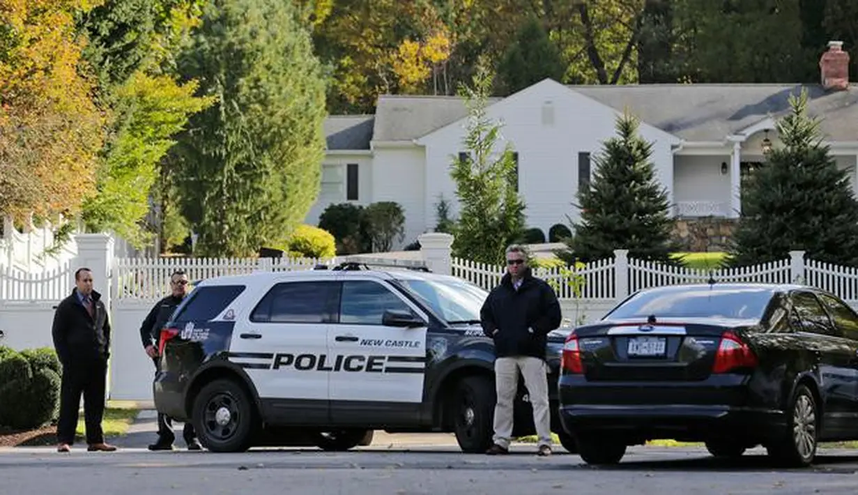 Aparat kepolisian berjaga di depan rumah mantan Menteri Luar Negeri Hillary Clinton dan mantan Presiden Bill Clinton di Chappaqua, New York, Rabu (24/10). Paket bahan peledak ditemukan di kotak surat kediaman Bill dan Hillary Clinton. (AP/Seth Wenig)