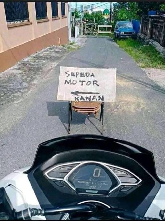 6 Potret Papan Petunjuk Nyeleneh, Bikin Bingung yang Baca