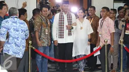 Agus Harimurti Yudhoyono menggandeng istrinya saat tiba di KPUD Jakarta, Jumat (23/9). Kedatangan Agus untuk mendaftarkan diri sebagai Cagub DKI Jakarta 2017. (Liputan6.com/Immanuel Antonius)